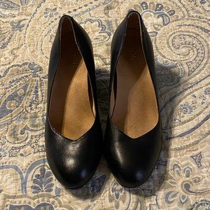 Vionic Black Leather Antonia Pumps